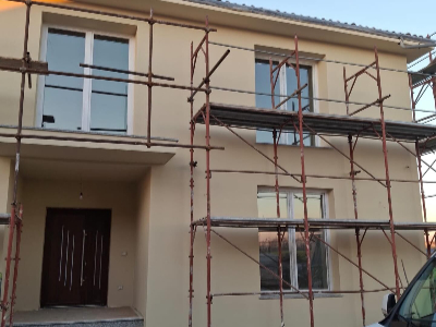 Kompletim i viles me dyer dhe dritare Kompletim i viles me dyer dhe dritare